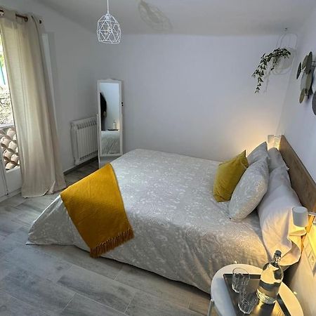 Habitacion Roca Foradada En Casa Cami De Les Aiguees Monistrol De Montserrat Ngoại thất bức ảnh
